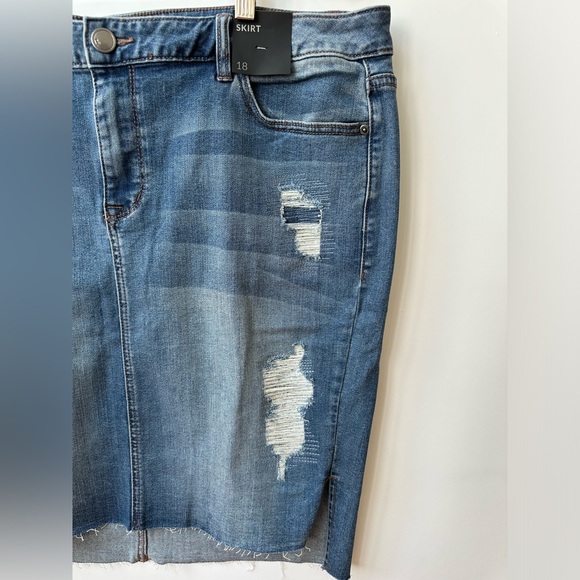 LANE BRYANT - DISTRESSED & REPAIRED RAW EDGE HEM STRETCH DENIM SKIRT - SIZE 18 - Picture 3 of 6